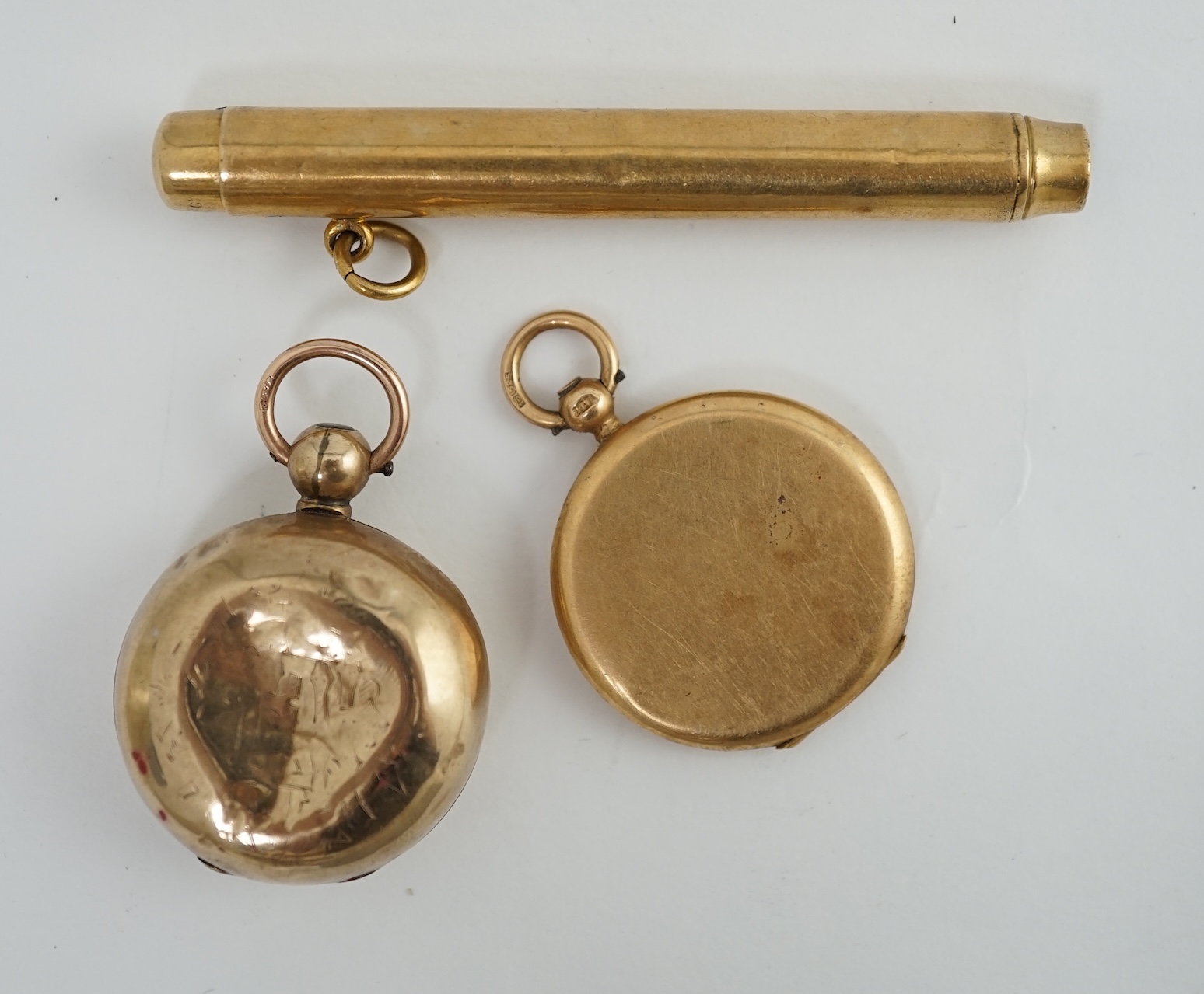 A George V 9ct gold pencil by Sampson Mordan & Co (a.f.), a 15ct locket, and a 9ct gold sovereign case (a.f.)